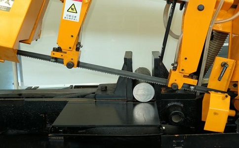 良庆数控带锯床自动送料精度会出现偏差吗？